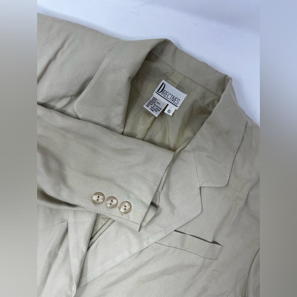 Directives Cream Colored Light Weight Women’s Blazer 100% Silk Sz 6 Vintage GHR6